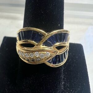 18K yellow gold sapphire and diamond bypass ring.🤍💙